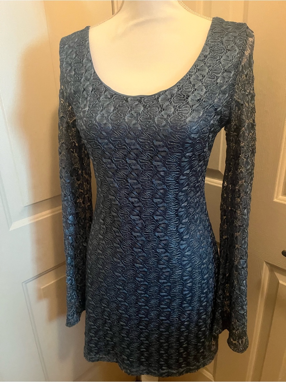Women's Blue Lace Long-Sleeve Scoop Neck Dress